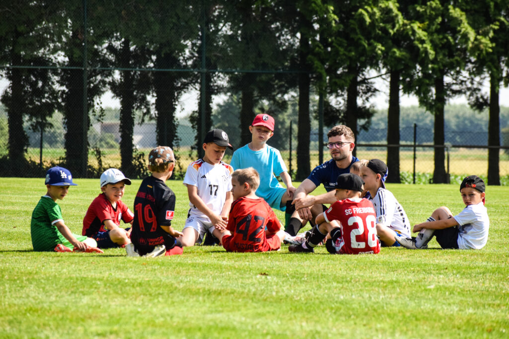 Fußballschüler mit Trainer